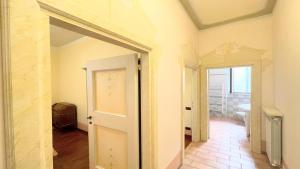 Fotografia z galérie ubytovania Spoleto storico spacious city house - car unnecessary - wifi - sleeps 10 v destinácii Spoleto