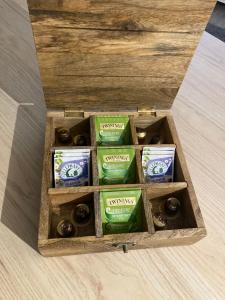 a crate of twelve differentiatesiatesiatesiatesiatesktop at Alex Place's in Saint-Ouen-lʼAumône