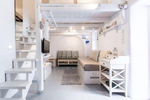 - une chambre avec des lits superposés et un escalier dans l'établissement Little house town mykonos, à Mykonos