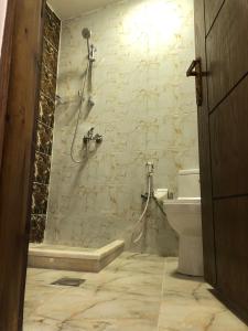 een badkamer met een douche en een toilet bij ZRIZIRA INN in Wadi Musa