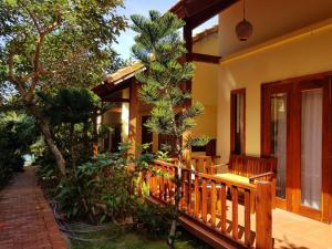 dom z gankiem i drzewem w obiekcie Viet Thanh Resort w Duong Dong