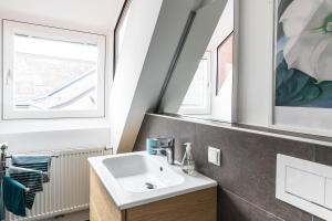 グラーツにあるBeautiful Penthouse right in the city centerの洗面台と窓のあるバスルーム +10枚の写真