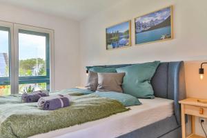 ein Schlafzimmer mit einem Bett mit Handtüchern darauf in der Unterkunft Scheunenbäckerei Usedom in Trassenheide