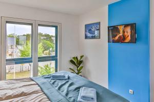 a bedroom with a bed and a tv on a wall at Scheunenbäckerei Usedom, Ostseebad Trassenheide in Trassenheide