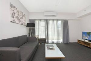 Μια τηλεόραση ή/και κέντρο ψυχαγωγίας στο Pandanas Apt 2 (10th floor, Pool & City views)