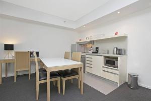 Cucina o angolo cottura di Pandanas Apt 2 (10th floor, Pool & City views)