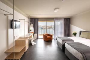 Ένα ή περισσότερα κρεβάτια σε δωμάτιο στο Cavalieri Art Hotel
