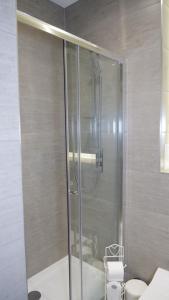 a shower with a glass door in a bathroom at Luxurious Short Stay Flat in Milton Keynes in Milton Keynes