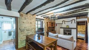 un salon avec un canapé et une table dans l'établissement Las Nogueras de Montefrío by Ruralidays, à Montefrío