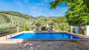 une piscine avec une montagne en arrière-plan dans l'établissement Las Nogueras de Montefrío by Ruralidays, à Montefrío