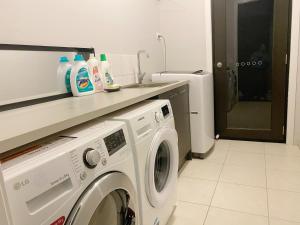 uma cozinha com uma máquina de lavar roupa e um lavatório em DnF House in Williams Landing em Laverton