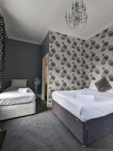Un pat sau paturi într-o cameră la Blue Keys Hotel Southampton