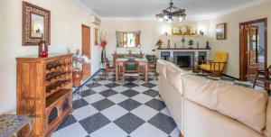 Una sala de estar con un sofá y una chimenea. en VILLA RAQUEL, en Arcos de la Frontera