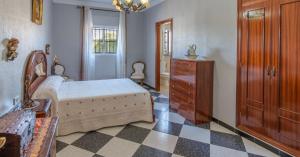 Un dormitorio con una cama y una cómoda. en VILLA RAQUEL, en Arcos de la Frontera