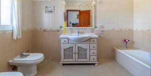 Un baño con lavabo, inodoro y bañera. en VILLA RAQUEL, en Arcos de la Frontera 4 fotos más