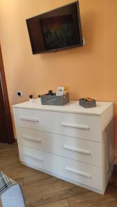 A television and/or entertainment centre at Casa Vacanza Giorgia 2.0