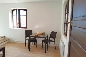 Posedenie v ubytovaní Bright central apartment