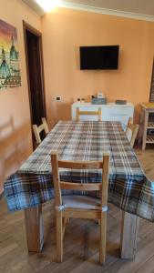 A television and/or entertainment centre at Casa Vacanza Giorgia 2.0