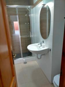 een badkamer met een wastafel en een douche bij Apartamento avenida de la musica in Conil de la Frontera
