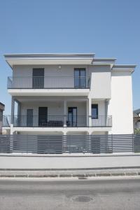 un edificio blanco con balcones en el lateral de una calle en Villa Ida - Free private Parking en Sarno