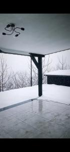 a snowboard sitting on top of a snow covered bench at Villa a vamos 