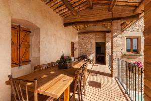 comedor con mesa de madera y sillas en Masia Can Pla, en San Mateo de Bages