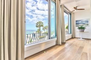 ケープタウンにあるCharming Clifton Apartment - Number 4701の海の景色を望む大きな窓が備わる客室です。