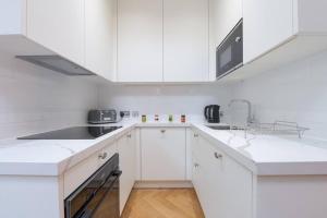 Ett kök eller pentry på Beautiful Hampstead Home RH6