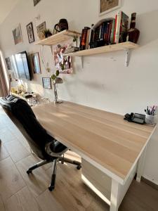- un bureau dans une pièce avec une chaise et des livres dans l'établissement HAWAII, à Eilat