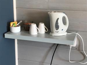 einen Tresen mit Toaster und Tassen drauf in der Unterkunft Maison Chabrat in Liginiac