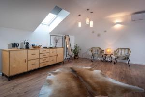 sala de estar con mesa y algunas sillas en Apartmán pod Vežou 1, en Banská Bystrica