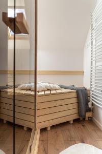 een bed in een kamer met een glazen wand bij Kapocs Apartmanház in Borgáta