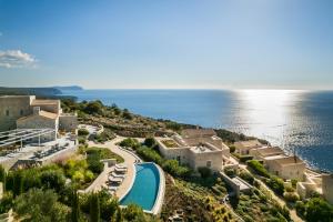 einem Luftblick auf ein Resort mit Pool und Meer in der Unterkunft Ariá Estate Suites & Spa in Areopoli