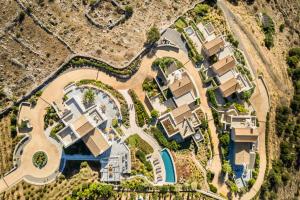 una vista aerea di una casa con piscina di Ariá Estate Suites & Spa ad Areópolis