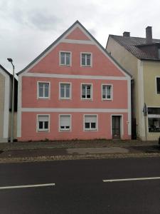 a red and white house on the side of a street at Rote Apfel in Pfreimd