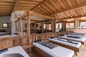 Una habitación con un montón de camas. en Alpine Nature Hotel Stoll en Valle Di Casies