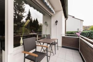 eine Terrasse mit Stühlen und einem Tisch auf dem Balkon in der Unterkunft Schöne lichtdurchflutete Ferienwohnung mit Balkon in Hagen