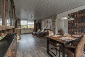Posezení v ubytování Schöne lichtdurchflutete Ferienwohnung mit Balkon + 10 fotografií