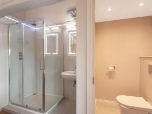 ein Badezimmer mit Dusche, Toilette und Waschbecken in der Unterkunft dairy cottages in Wimborne Minster + 27 Fotos