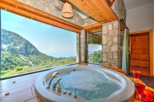 Kép Private Villa Oliver with View ideal spot for a honeymoon or romantic trip szállásáról Faralyában a galériában