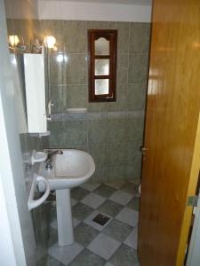 y baño con lavabo y espejo. en Casa en Villa en Villa Carlos Paz