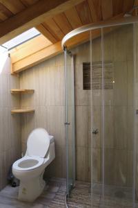 Ένα μπάνιο στο Room in Guest room - Studio with fantastic view in San Cristobal