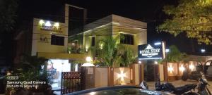 un edificio con un cartel para un bar de sushi por la noche en Royal Stay en Visakhapatnam