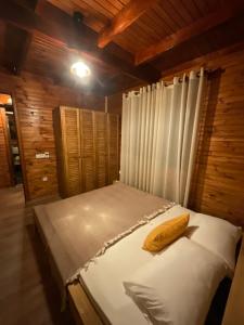 una camera da letto con un letto con una banana sopra di Panurla Wooden House havuz & sauna kırmızı a Urla