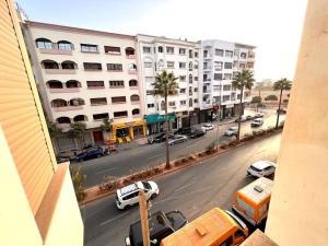 een uitzicht op een straat met auto's en gebouwen bij Nice 11 - Spacious & Luxury flat in the heart in Casablanca