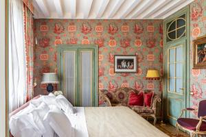 una camera con letto e divano di No Other Place - Palazzo Storico a Vicenza