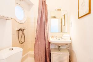 La salle de bains est pourvue d'un lavabo, de toilettes et d'un miroir. dans l'établissement MAIOUN Villefranche-sur-Mer AP4121, à Villefranche-sur-Mer
