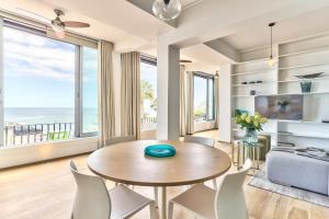 una sala de estar con mesa y sillas y el océano en Charming Clifton Apartment - Number 4701, en Ciudad del Cabo