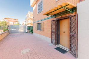 a building with a door on the side of it at Casa delle Arance in Acilia