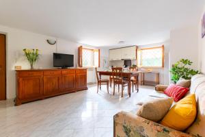 a living room with a couch and a table at Casa delle Arance in Acilia